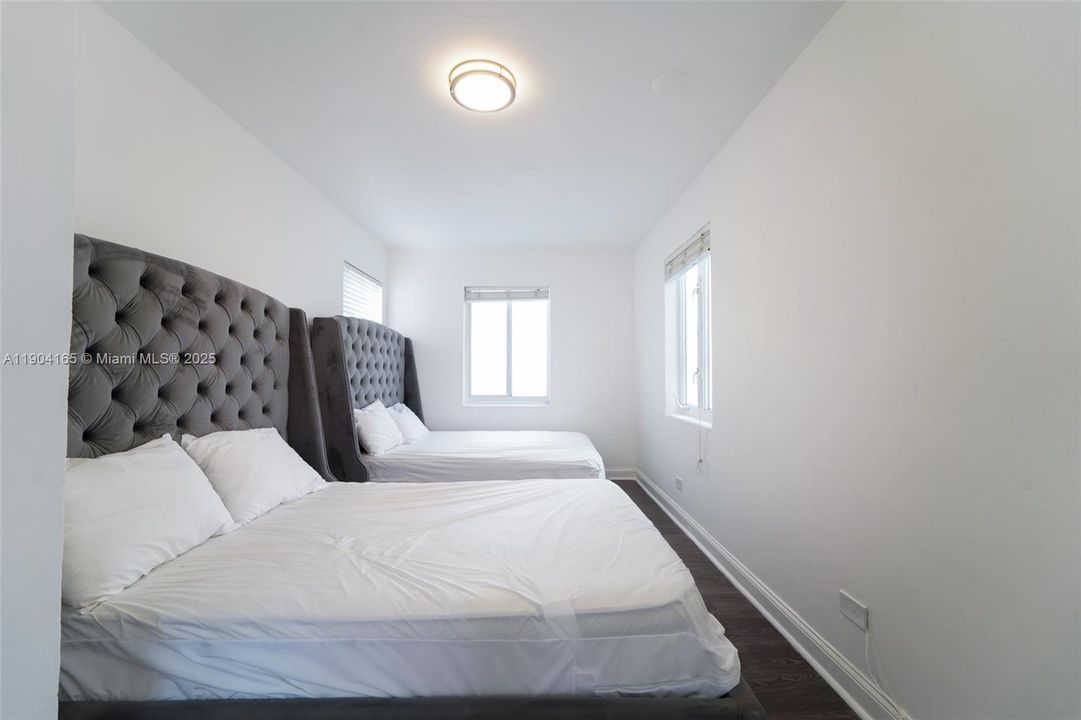 Active With Contract: $3,200 (3 beds, 1 baths, 1120 Square Feet)