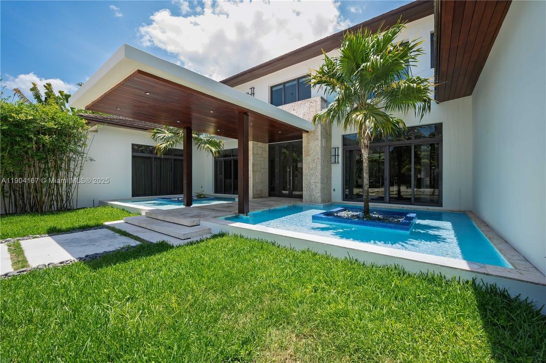 В аренду: $60,000 (6 спален, 6 ванн, 6599 Квадратных фут)