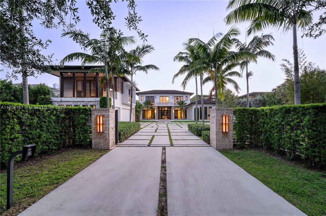 В аренду: $60,000 (6 спален, 6 ванн, 6599 Квадратных фут)