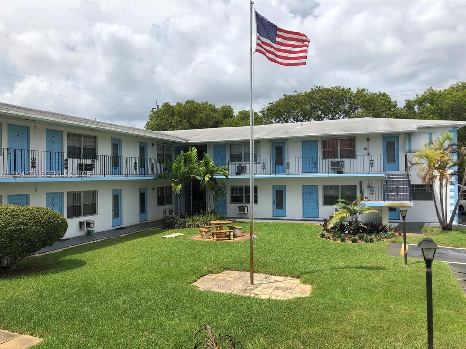 For Rent: $1,395 (1 beds, 1 baths, 620 Square Feet)