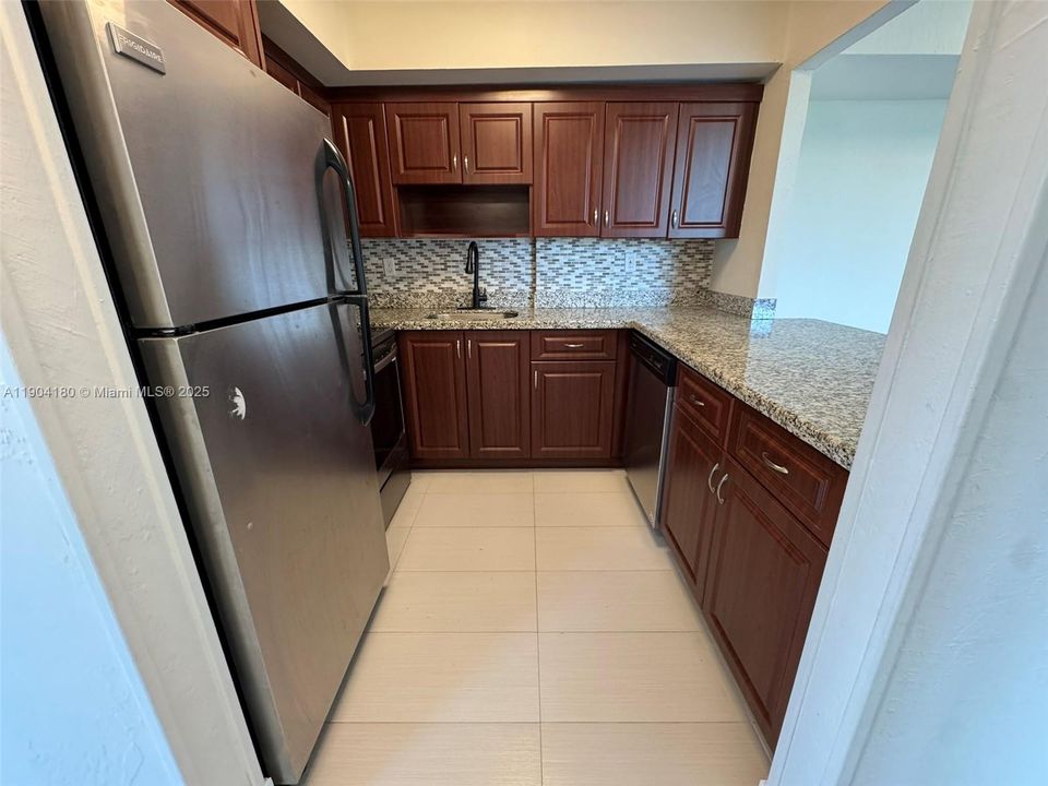 For Sale: $680,000 (2 beds, 1 baths, 699 Square Feet)