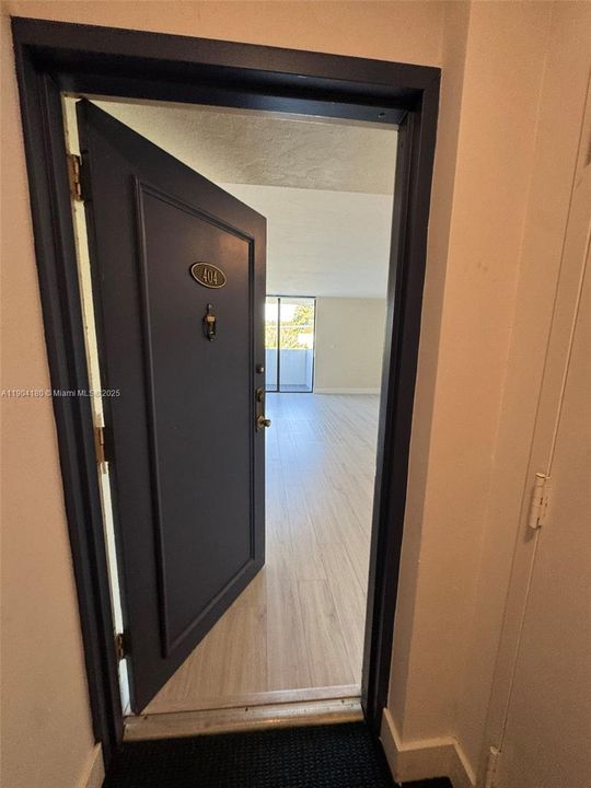 For Sale: $680,000 (2 beds, 1 baths, 699 Square Feet)