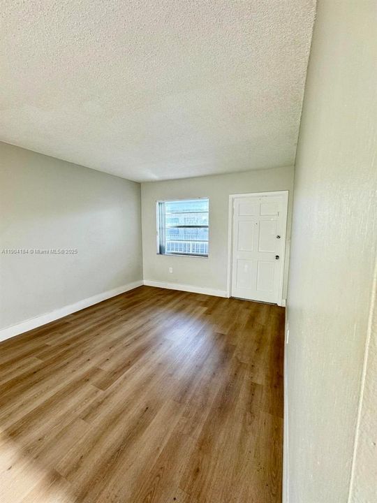 For Rent: $1,750 (1 beds, 1 baths, 700 Square Feet)