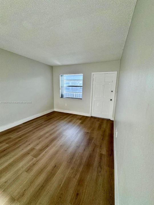 For Rent: $1,750 (1 beds, 1 baths, 700 Square Feet)