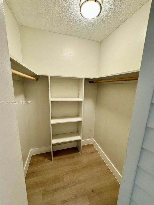 For Rent: $1,750 (1 beds, 1 baths, 700 Square Feet)