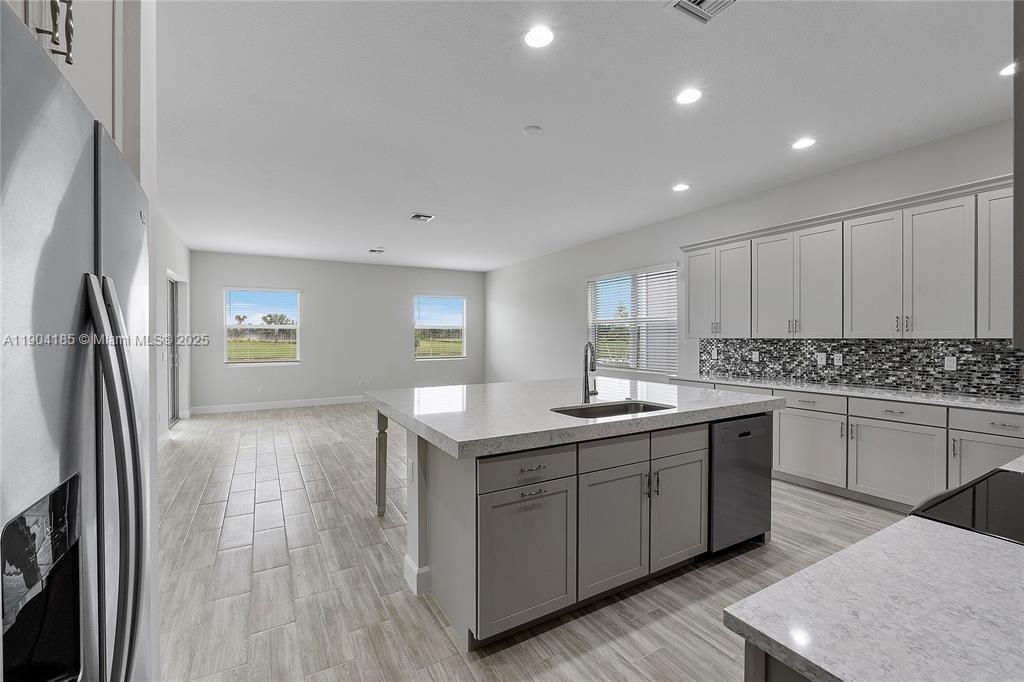 En Venta: $925,000 (5 camas, 4 baños, 3979 Pies cuadrados)