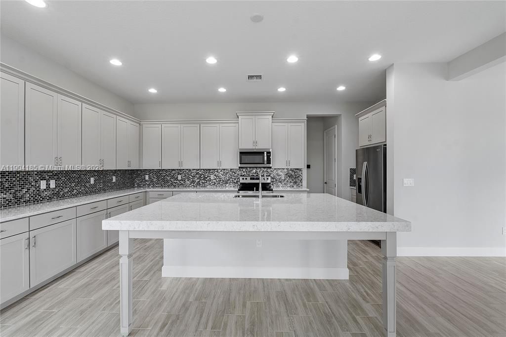 En Venta: $925,000 (5 camas, 4 baños, 3979 Pies cuadrados)