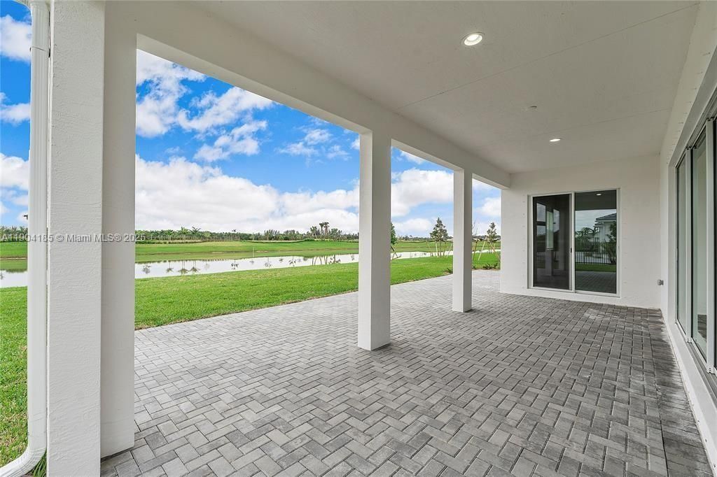 En Venta: $925,000 (5 camas, 4 baños, 3979 Pies cuadrados)