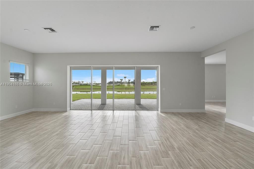 En Venta: $925,000 (5 camas, 4 baños, 3979 Pies cuadrados)