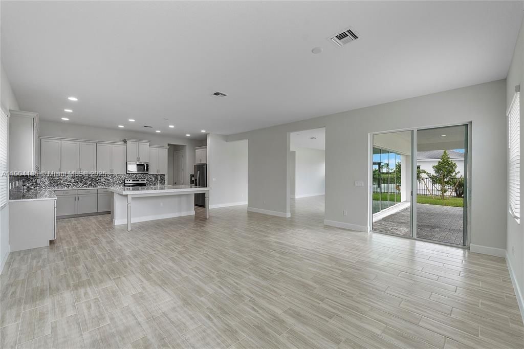 En Venta: $925,000 (5 camas, 4 baños, 3979 Pies cuadrados)