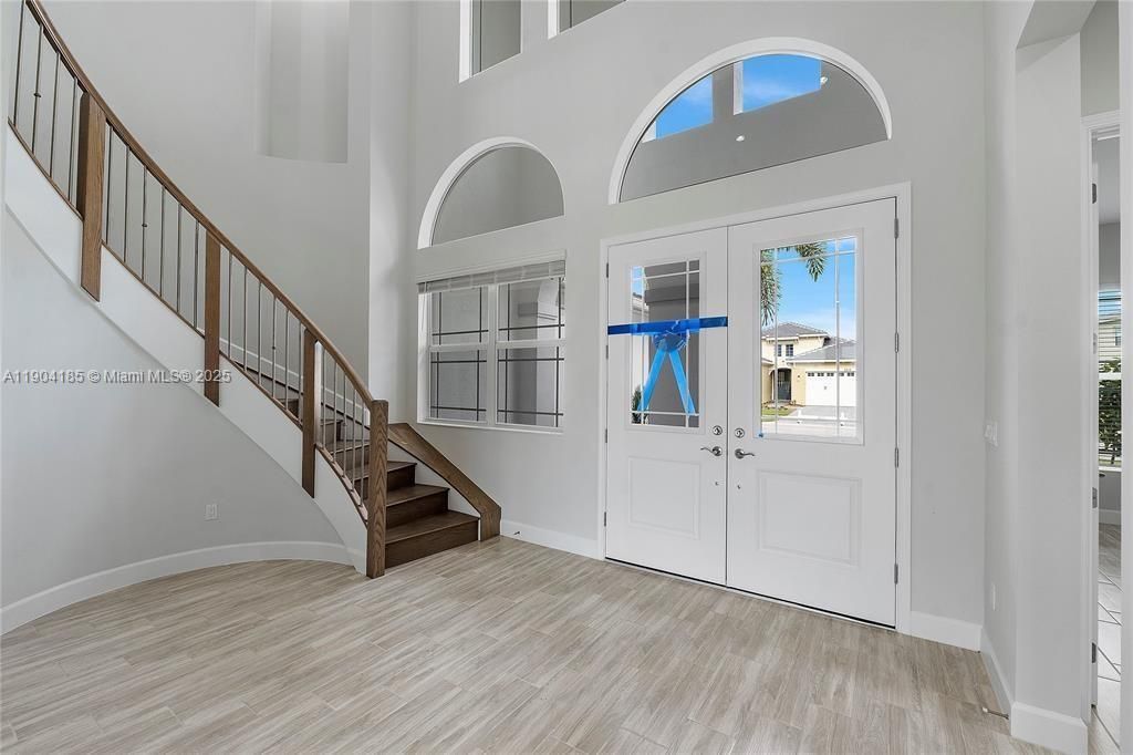 En Venta: $925,000 (5 camas, 4 baños, 3979 Pies cuadrados)