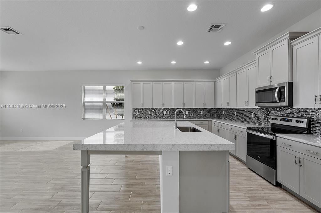 En Venta: $925,000 (5 camas, 4 baños, 3979 Pies cuadrados)