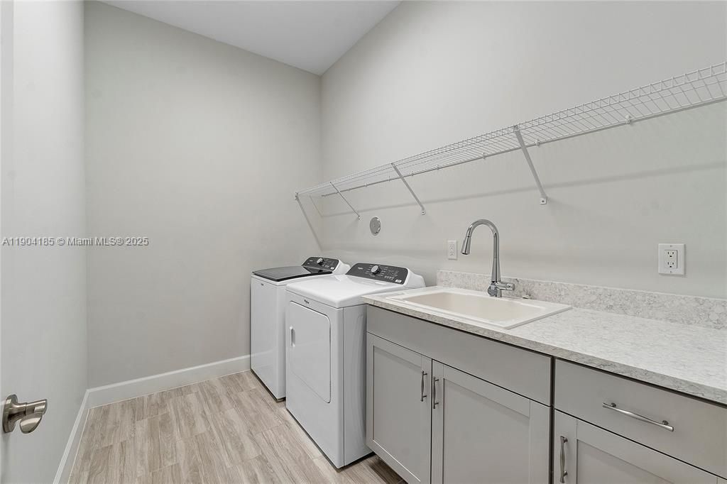 En Venta: $925,000 (5 camas, 4 baños, 3979 Pies cuadrados)