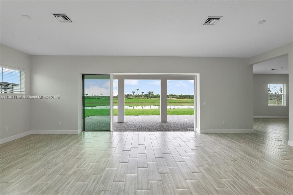 En Venta: $925,000 (5 camas, 4 baños, 3979 Pies cuadrados)