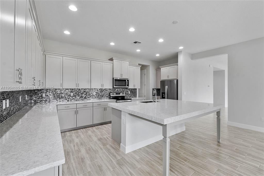 En Venta: $925,000 (5 camas, 4 baños, 3979 Pies cuadrados)