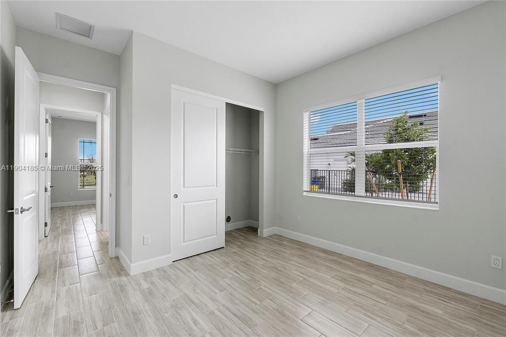 En Venta: $925,000 (5 camas, 4 baños, 3979 Pies cuadrados)