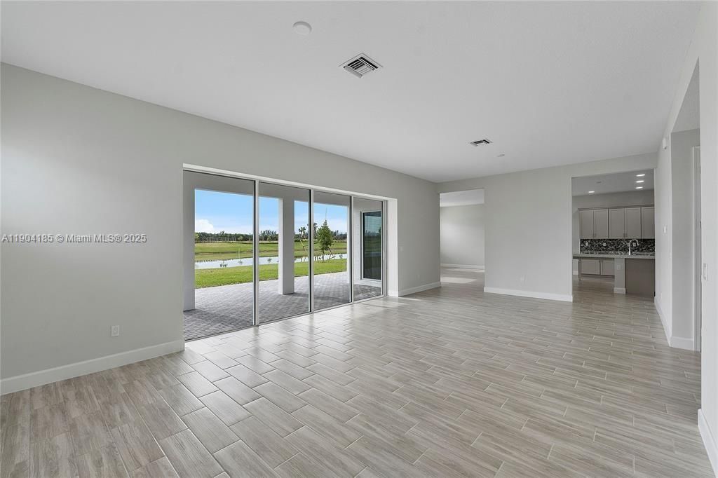 En Venta: $925,000 (5 camas, 4 baños, 3979 Pies cuadrados)