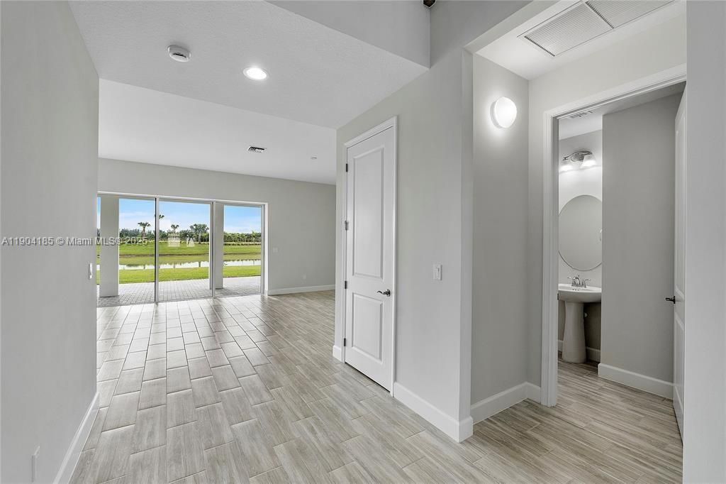 En Venta: $925,000 (5 camas, 4 baños, 3979 Pies cuadrados)