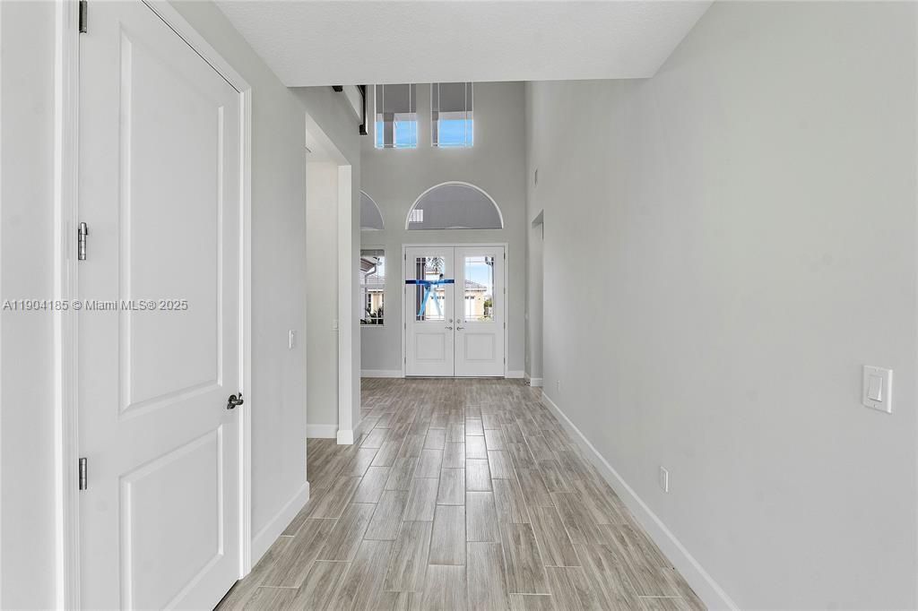 En Venta: $925,000 (5 camas, 4 baños, 3979 Pies cuadrados)