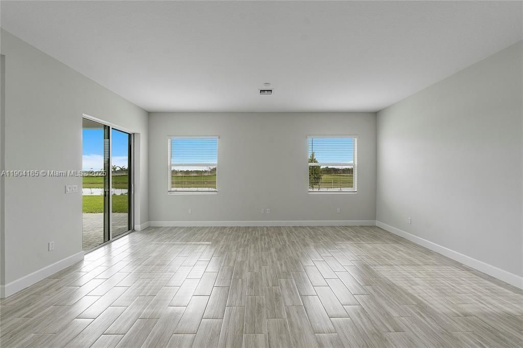 En Venta: $925,000 (5 camas, 4 baños, 3979 Pies cuadrados)