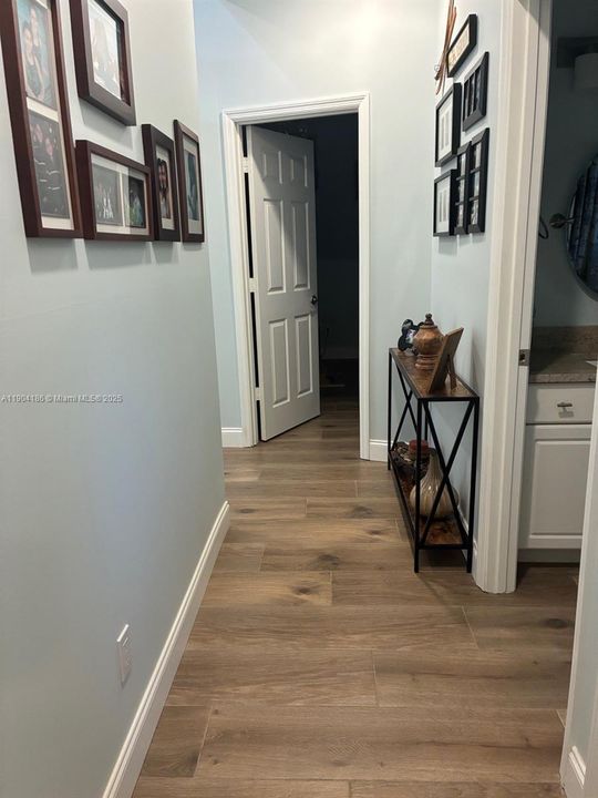 Под контрактом: $624,900 (3 спален, 2 ванн, 1882 Квадратных фут)