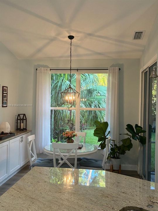 Под контрактом: $624,900 (3 спален, 2 ванн, 1882 Квадратных фут)