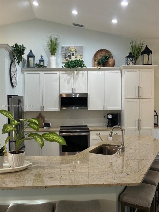 Под контрактом: $624,900 (3 спален, 2 ванн, 1882 Квадратных фут)