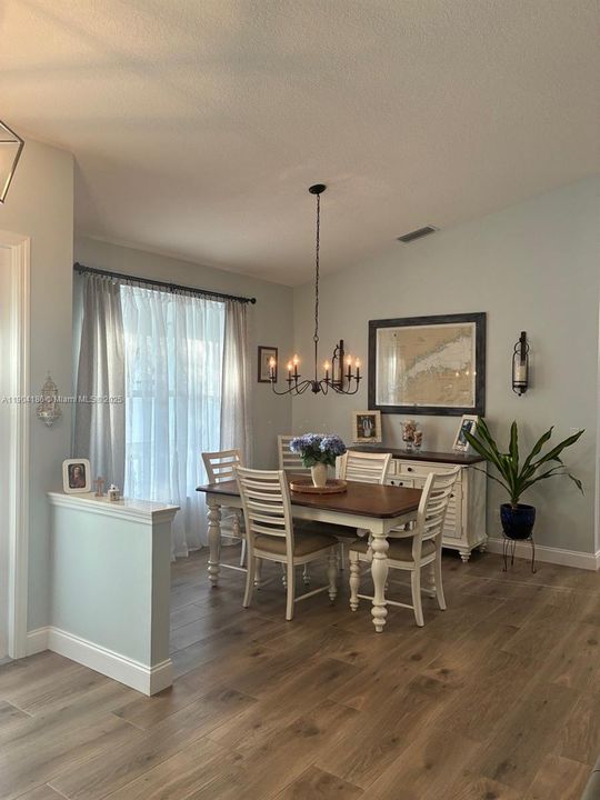 Под контрактом: $624,900 (3 спален, 2 ванн, 1882 Квадратных фут)