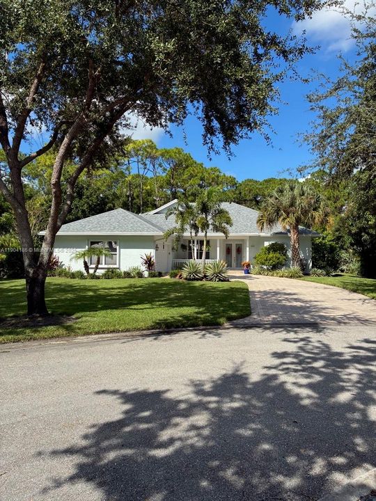 Под контрактом: $624,900 (3 спален, 2 ванн, 1882 Квадратных фут)