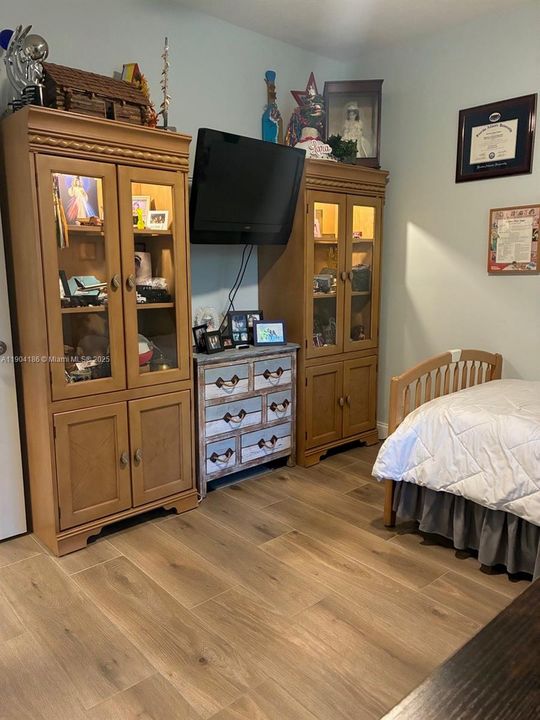 Под контрактом: $624,900 (3 спален, 2 ванн, 1882 Квадратных фут)