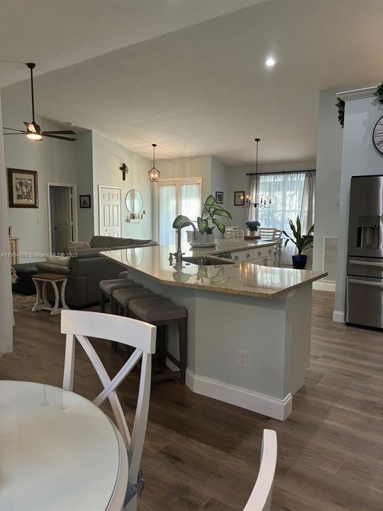 Под контрактом: $624,900 (3 спален, 2 ванн, 1882 Квадратных фут)