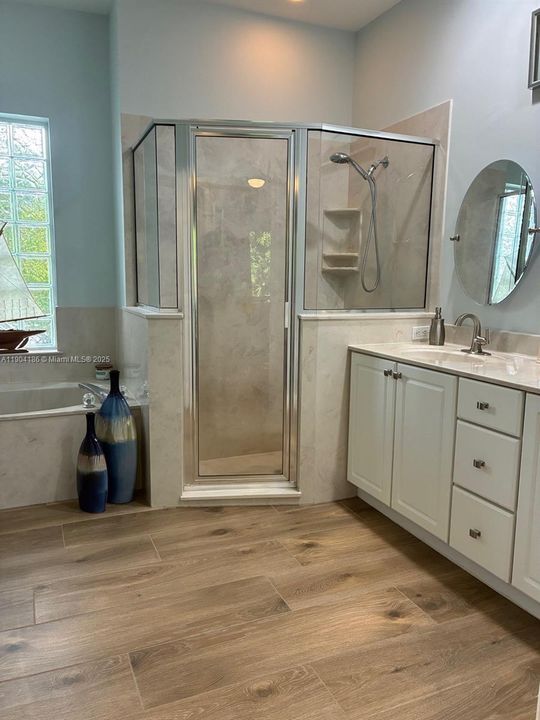 Под контрактом: $624,900 (3 спален, 2 ванн, 1882 Квадратных фут)