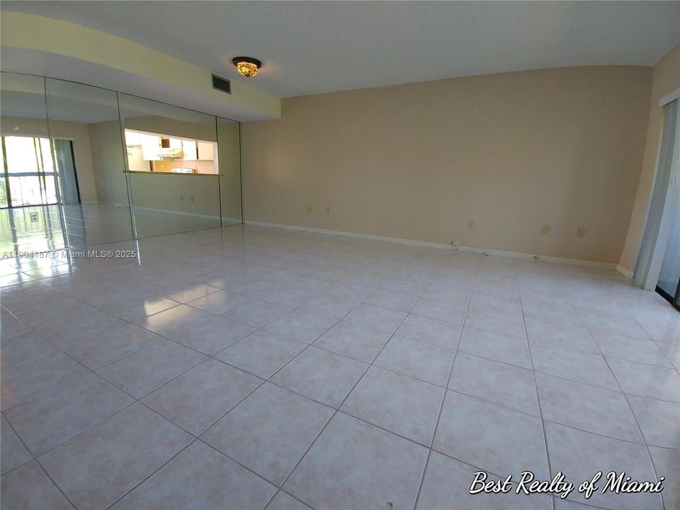 最近租的: $2,300 (2 贝兹, 2 浴室, 1209 平方英尺)