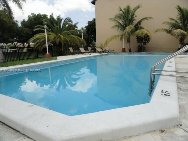 最近租的: $2,300 (2 贝兹, 2 浴室, 1209 平方英尺)