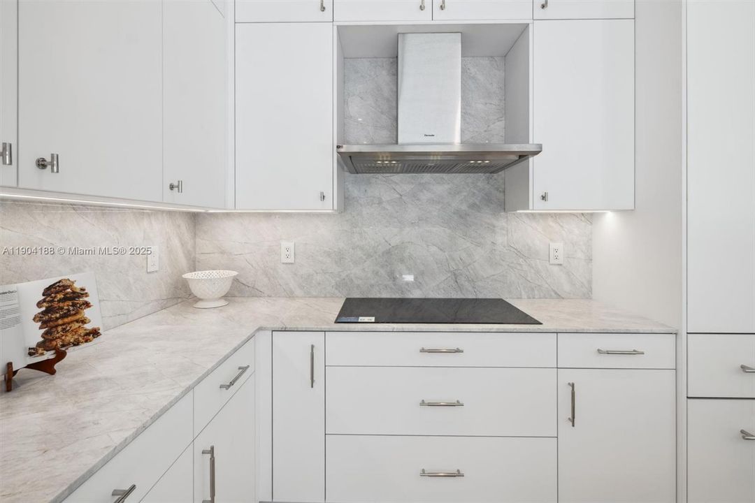 待售: $1,380,000 (2 贝兹, 2 浴室, 1450 平方英尺)