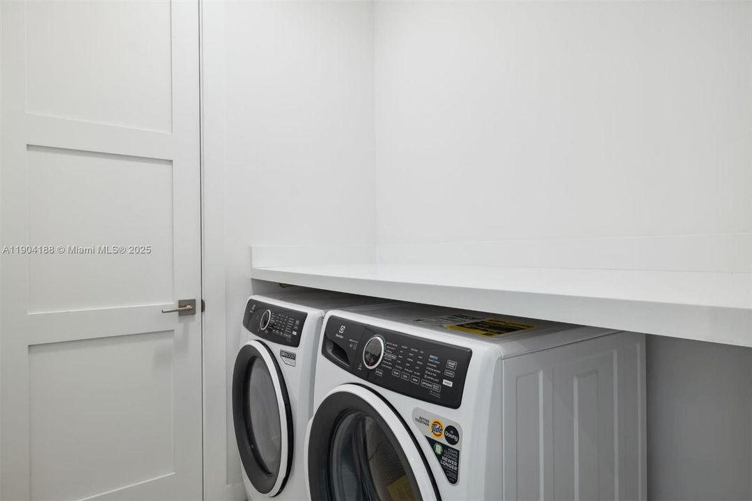 待售: $1,380,000 (2 贝兹, 2 浴室, 1450 平方英尺)