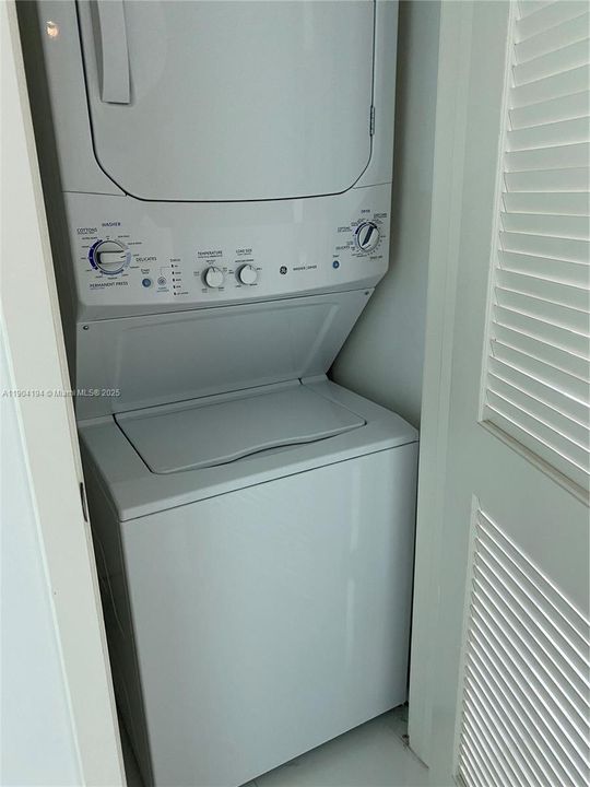 For Sale: $550,000 (2 beds, 2 baths, 1102 Square Feet)