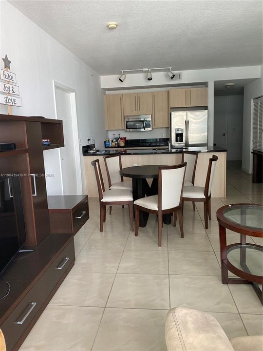 For Sale: $550,000 (2 beds, 2 baths, 1102 Square Feet)