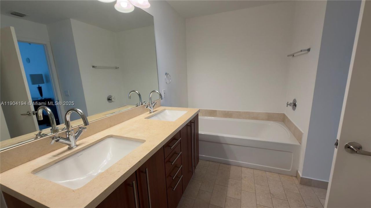 For Sale: $550,000 (2 beds, 2 baths, 1102 Square Feet)