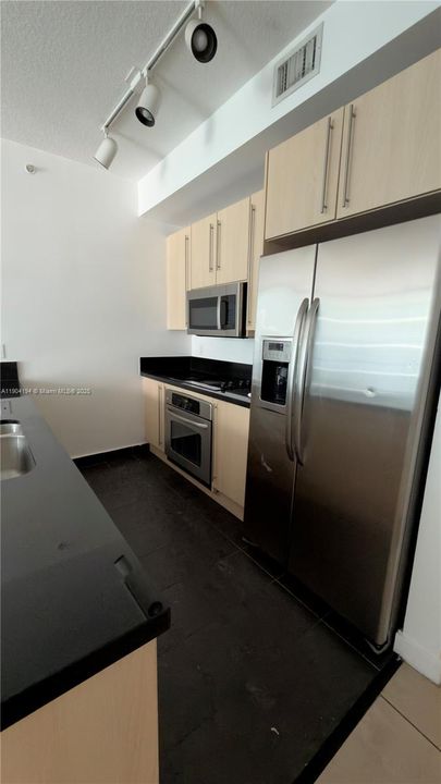For Sale: $550,000 (2 beds, 2 baths, 1102 Square Feet)