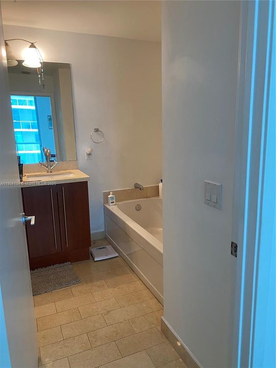 For Sale: $550,000 (2 beds, 2 baths, 1102 Square Feet)