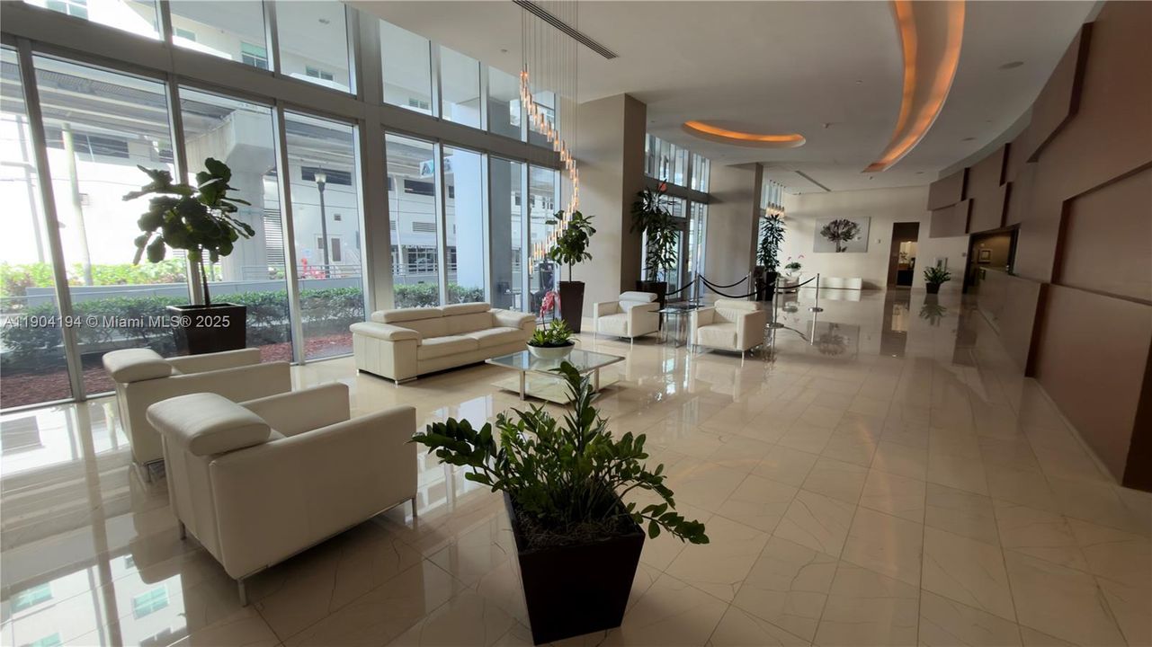 For Sale: $550,000 (2 beds, 2 baths, 1102 Square Feet)