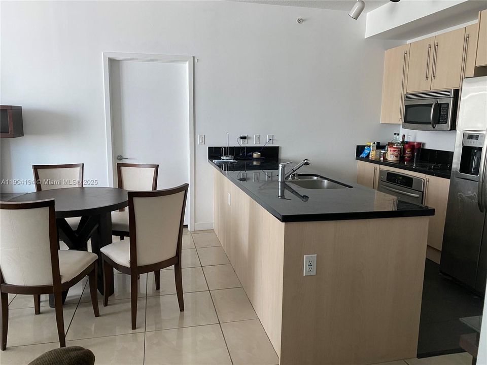 For Sale: $550,000 (2 beds, 2 baths, 1102 Square Feet)