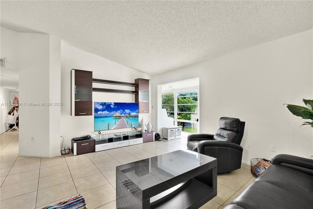 For Sale: $360,000 (3 beds, 2 baths, 1060 Square Feet)