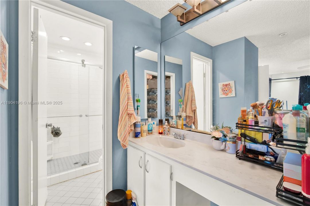 For Sale: $360,000 (3 beds, 2 baths, 1060 Square Feet)