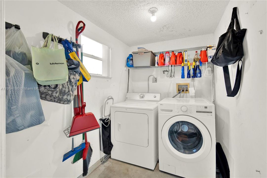 For Sale: $360,000 (3 beds, 2 baths, 1060 Square Feet)