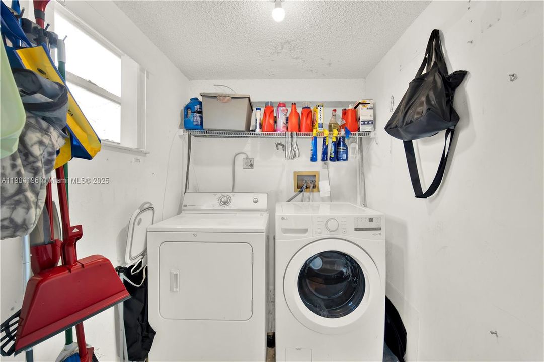 For Sale: $360,000 (3 beds, 2 baths, 1060 Square Feet)