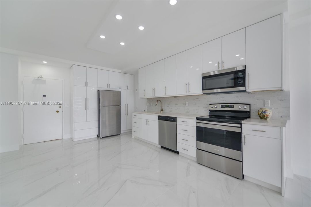 For Rent: $3,250 (1 beds, 1 baths, 870 Square Feet)