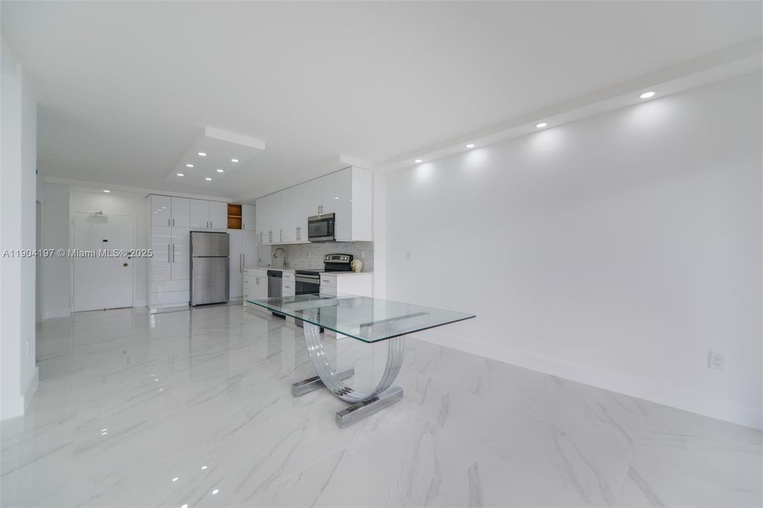 For Rent: $3,250 (1 beds, 1 baths, 870 Square Feet)