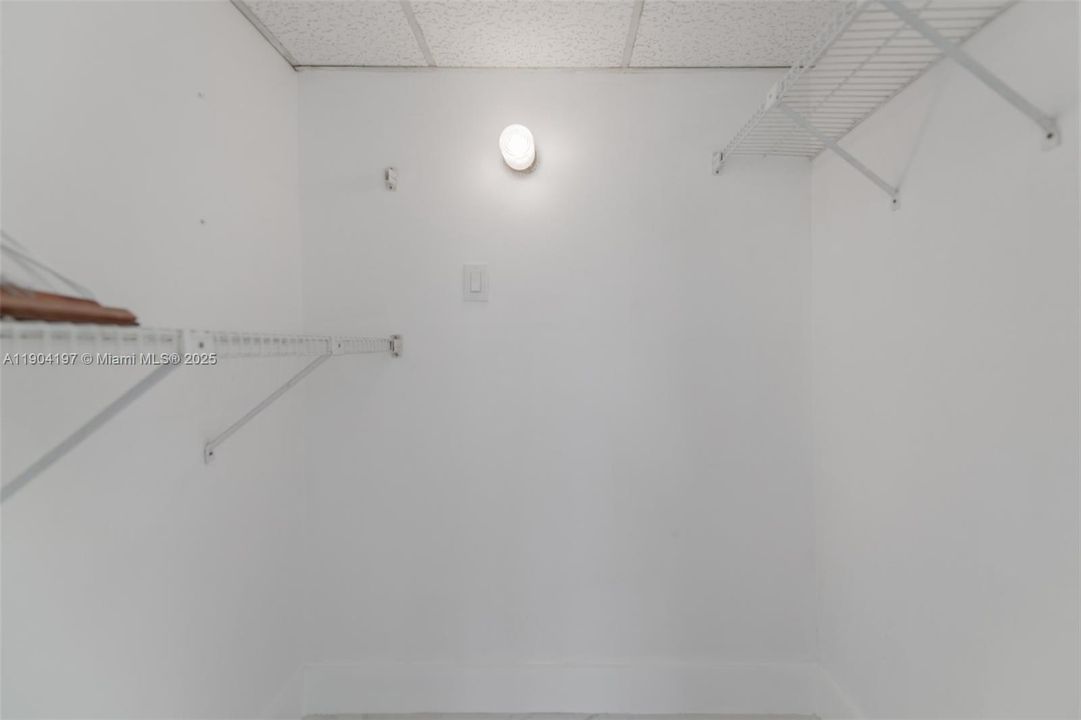 For Rent: $3,250 (1 beds, 1 baths, 870 Square Feet)